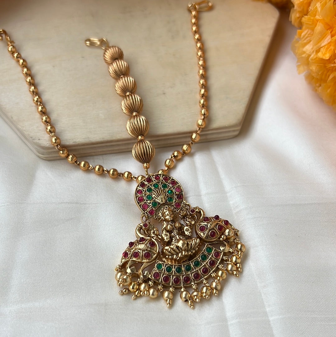 Exquisite Kemp Lakshmi Mayuri Antique Gold Bridal Nethichutti/Maang Teeka: Premium South Indian Temple Jewellery