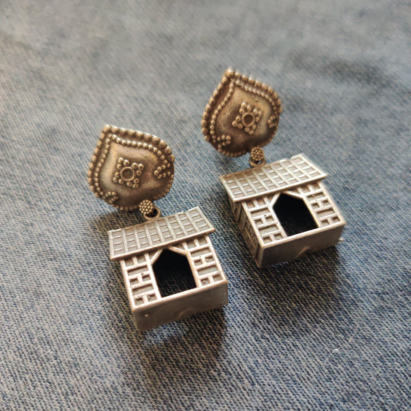 German Silver Cute House Earrings - Happy Pique 