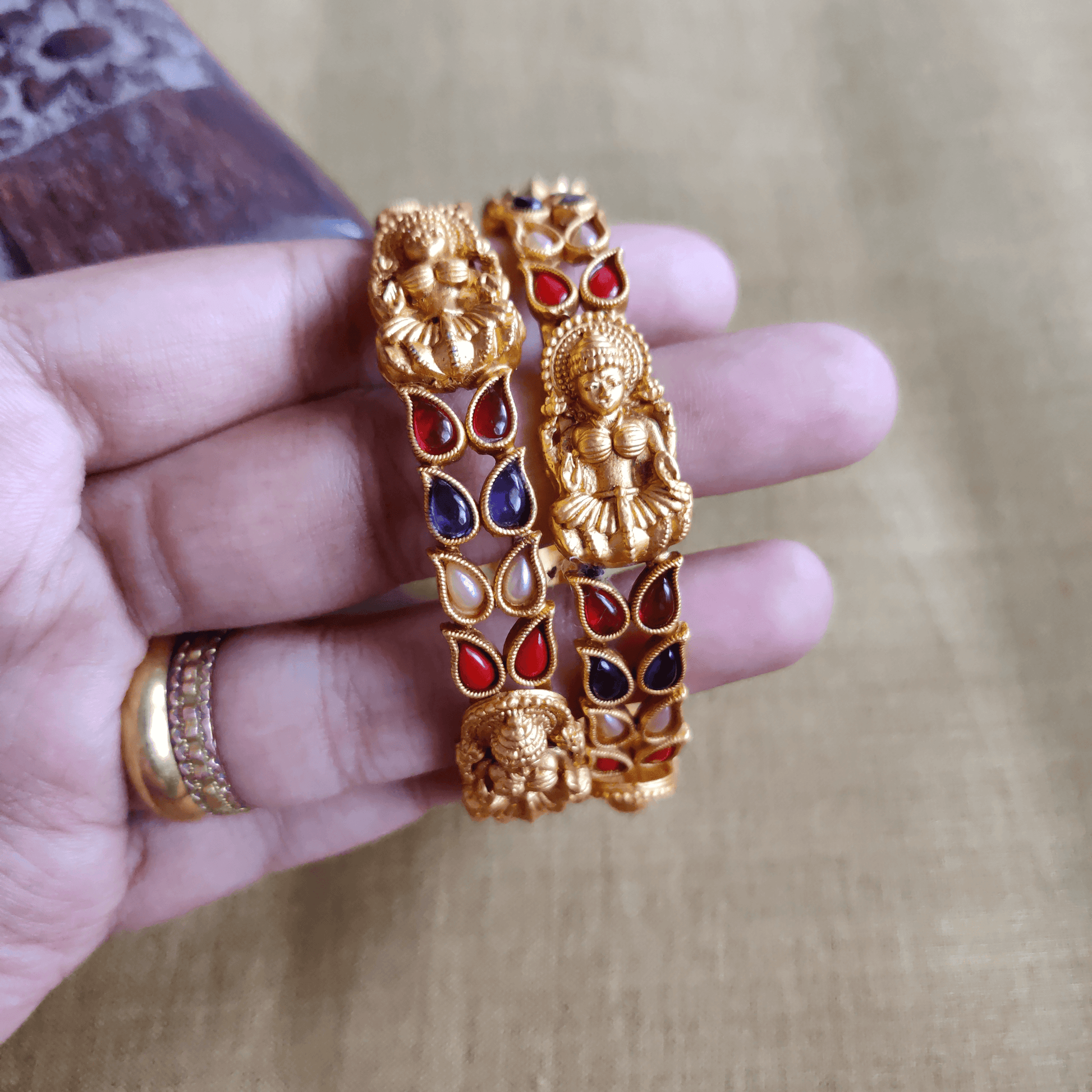 Matte Finish Leaf Mahalakshmi Navratan Kemp Bangles