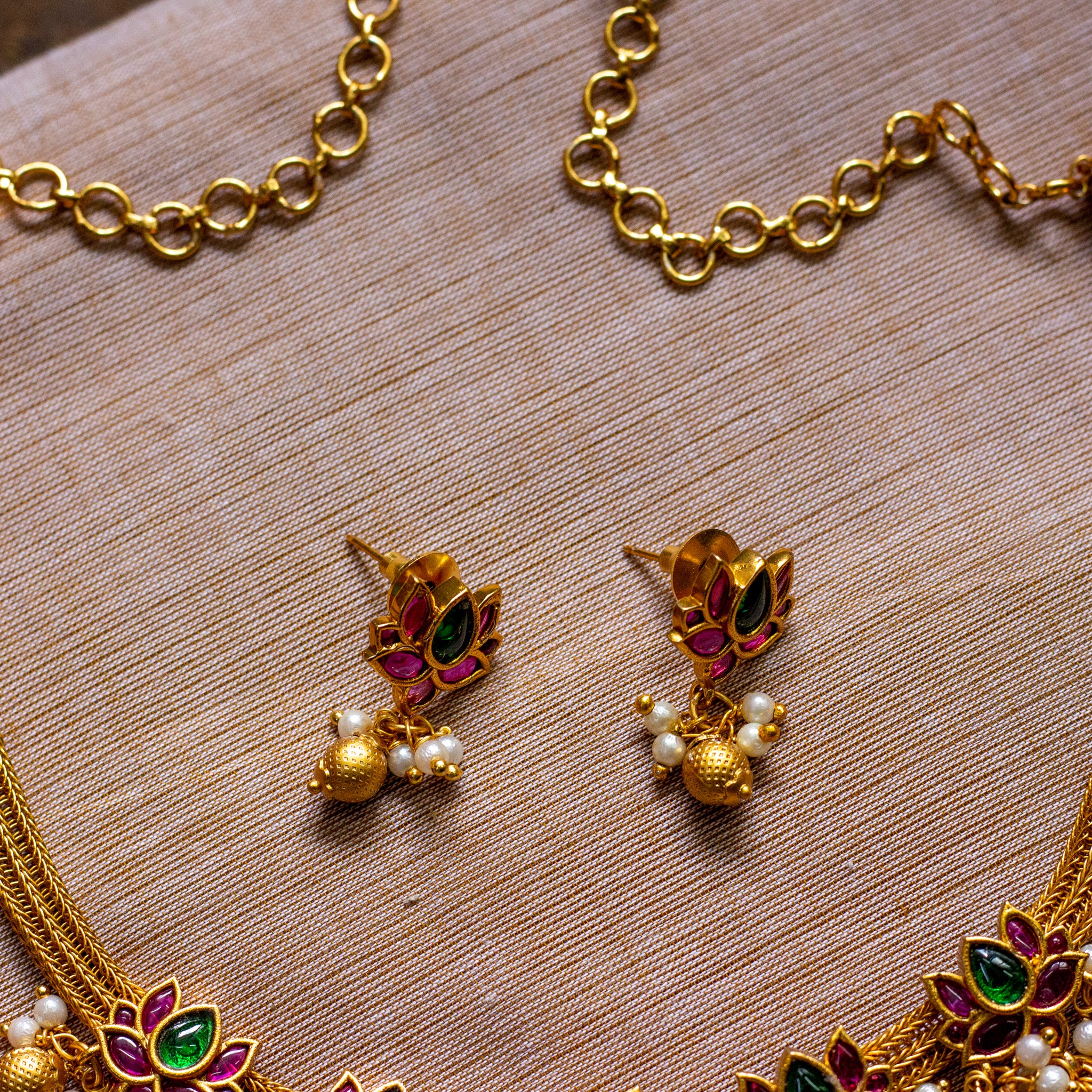 Traditional Lotus Kemp Choker Necklace Set - Red & Green