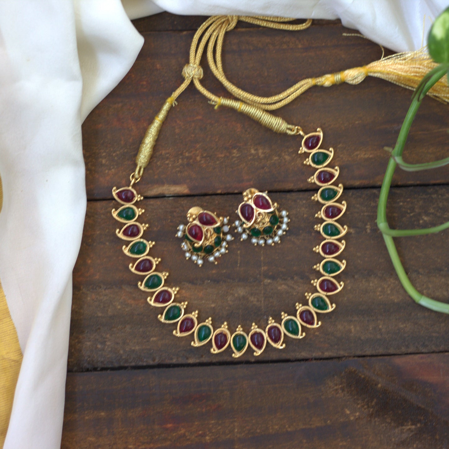 Matte Finish Kemp Mango Necklace Set - Red & Green