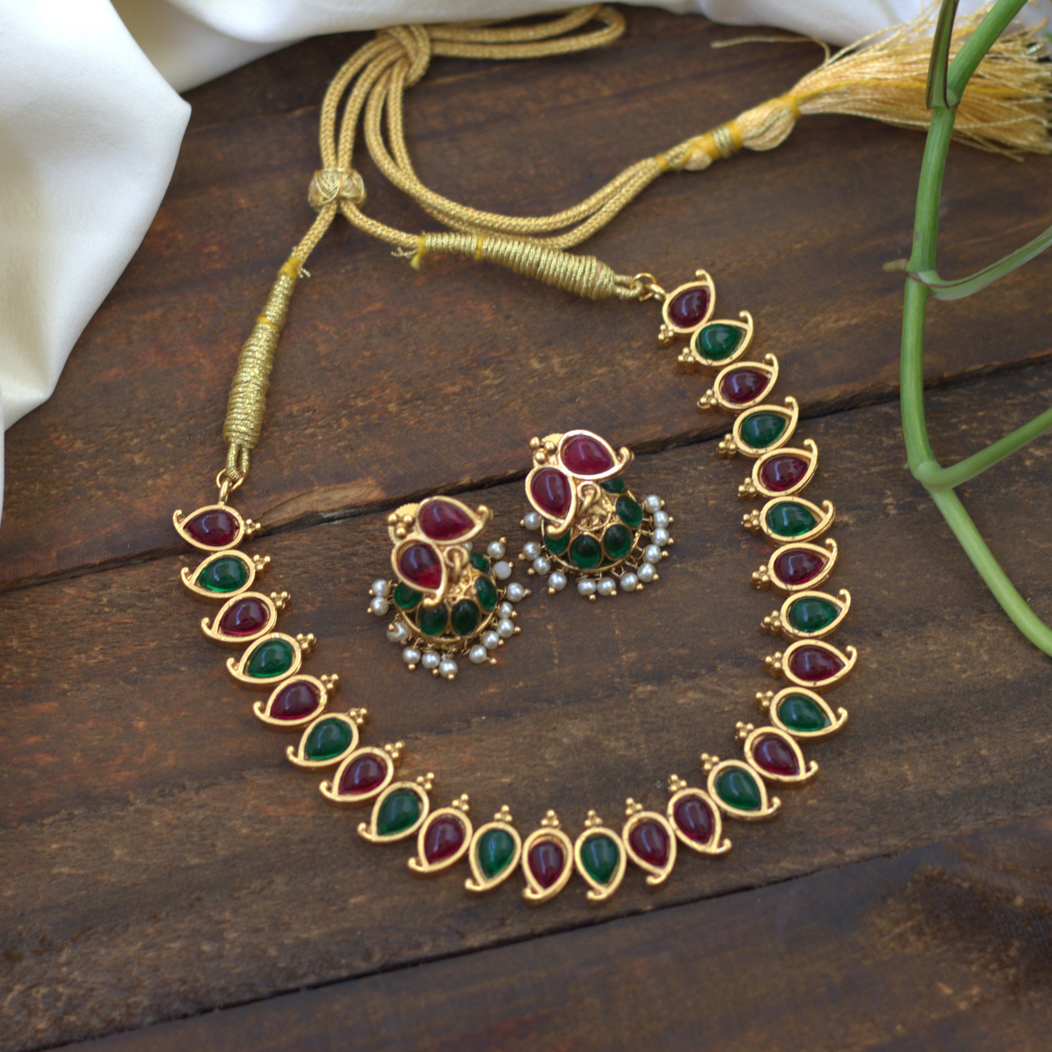 Matte Finish Kemp Mango Necklace Set - Red & Green