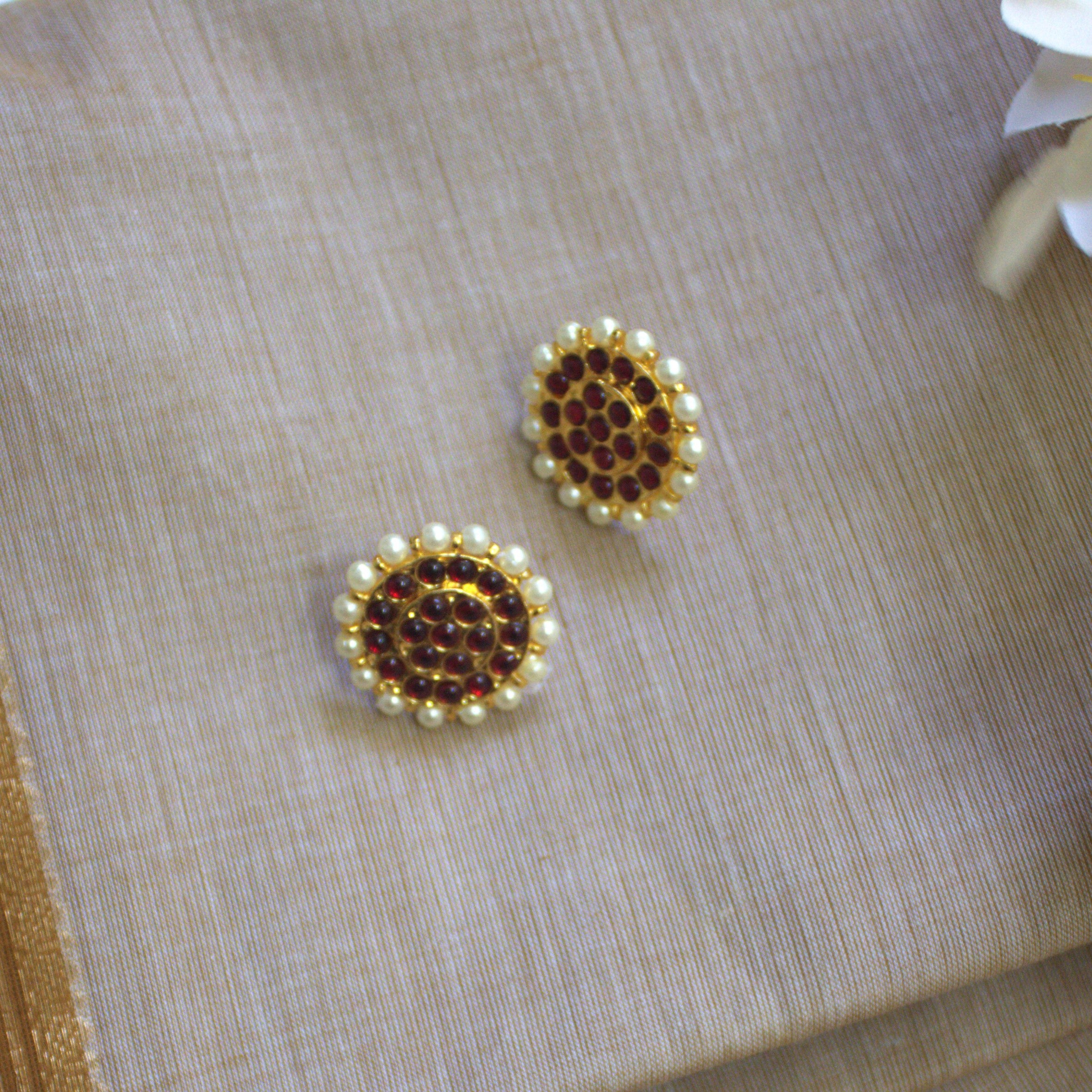 Basic Gold Polished Traditional Kemp Medium Size Studs