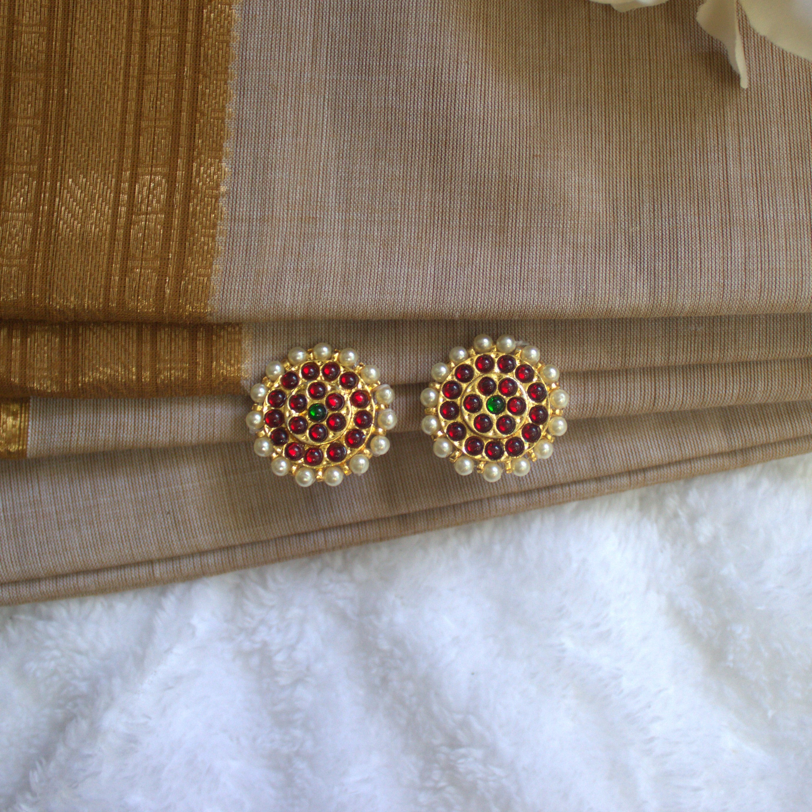 Basic Gold Polished Traditional Kemp Medium Size Studs