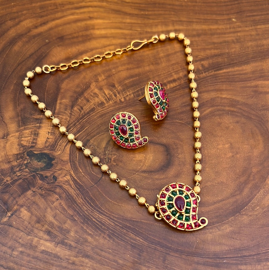 Budget Friendly Kemp Paisley Pendant Short Mani Mala With Earrings - Red & Green - Latest Hotseller