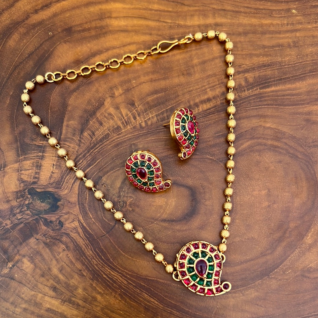 Budget Friendly Kemp Paisley Pendant Short Mani Mala With Earrings - Red & Green - Latest Hotseller