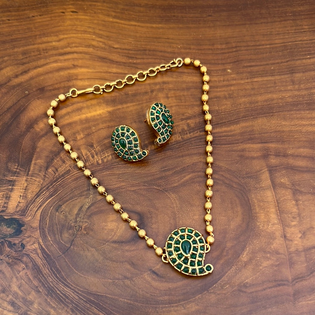 Budget Friendly Kemp Paisley Pendant Short Mani Mala With Earrings - Green - Latest Hotseller