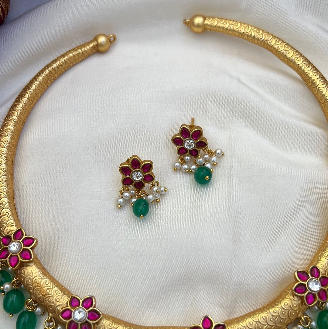 Jadau Kundan Contemporary Style Flower Hasli Necklace Set