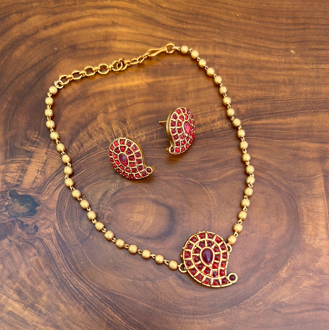 Budget Friendly Kemp Paisley Pendant Short Mani Mala With Earrings - Red - Latest Hotseller